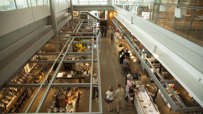 다운타운 마켓에 늘어선 상점을 위에서 바라본 모습