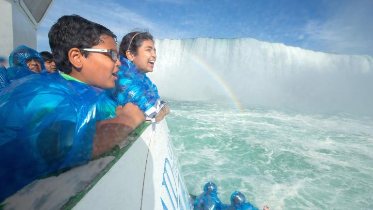 Approchez au plus près des célèbres chutes du Niagara lors d’une excursion sur le bateau Maid of the Mist.