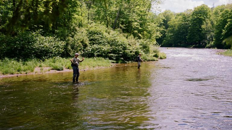 Pêche à la mouche dans une rivière de montagne dans l’État de New York