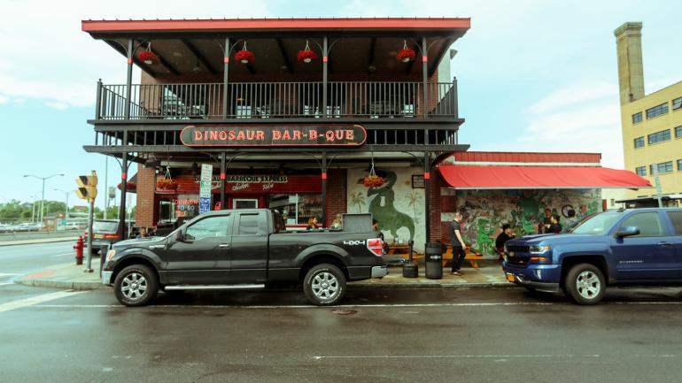 纽约州雪城倍受美食爱好者和公路旅行者喜爱的 Dinosaur Bar-B-Que 餐厅