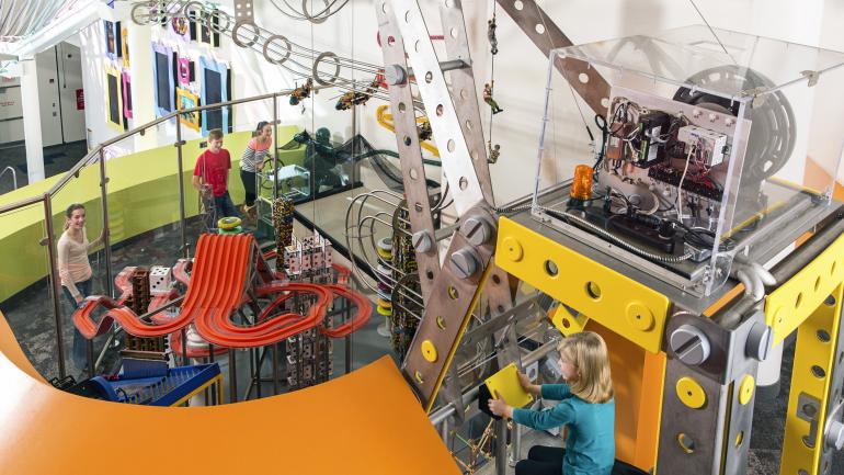 Família explorando o Strong Museum of Play em Rochester, Nova York