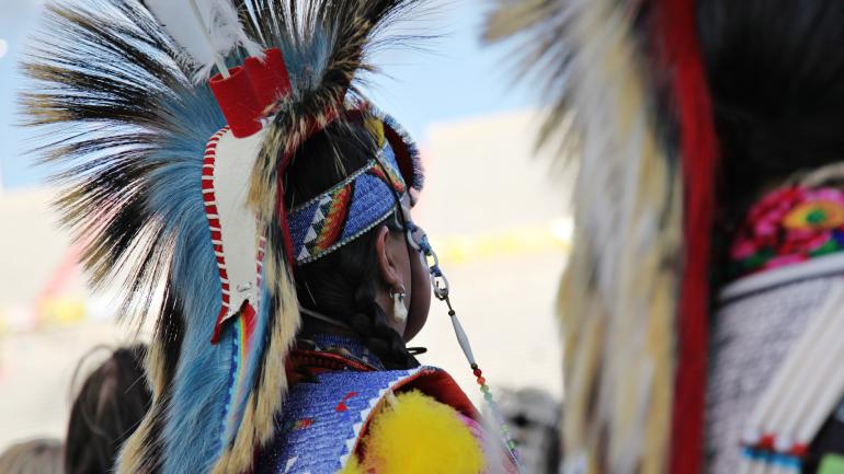 北美最大的民族聚会歌舞庆典上的参与者们