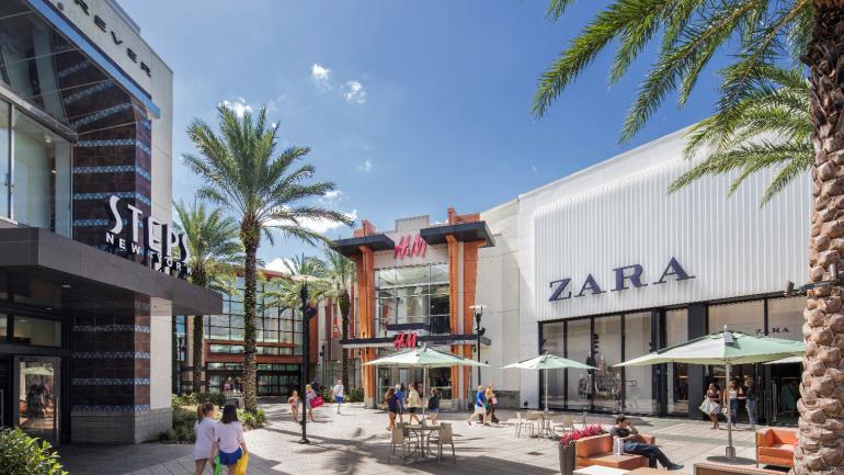 De compras en The Florida Mall en un día soleado