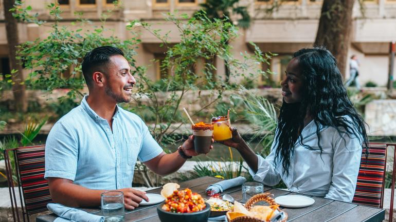 Disfruta de una selección de exquisitos platos tex-mex con una vista panorámica de la popular rivera de San Antonio.