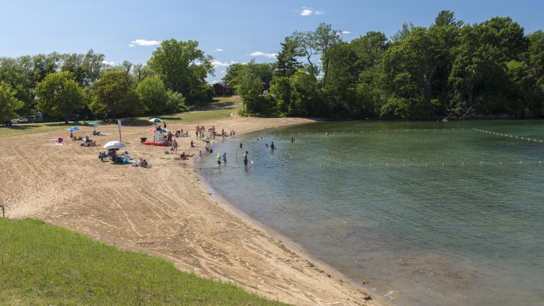 在琼斯海滩州立公园享受阳光明媚的美好一天