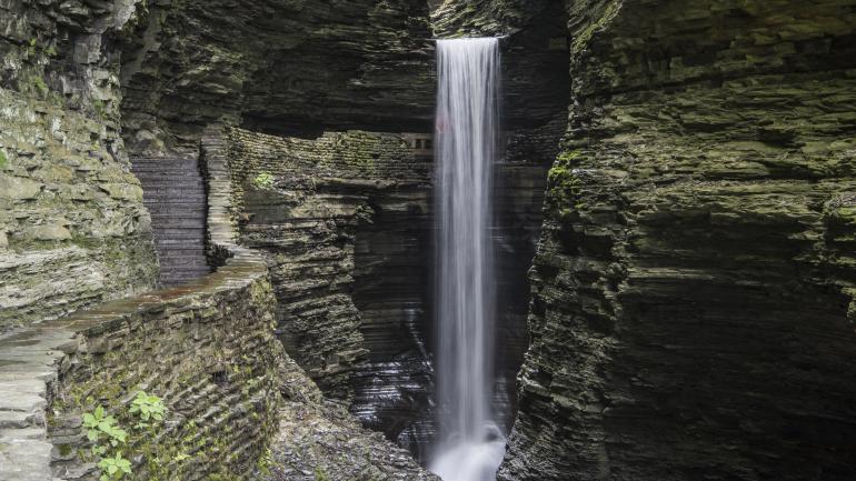 沃特金斯峡谷州立公园壮观的大瀑布奇景