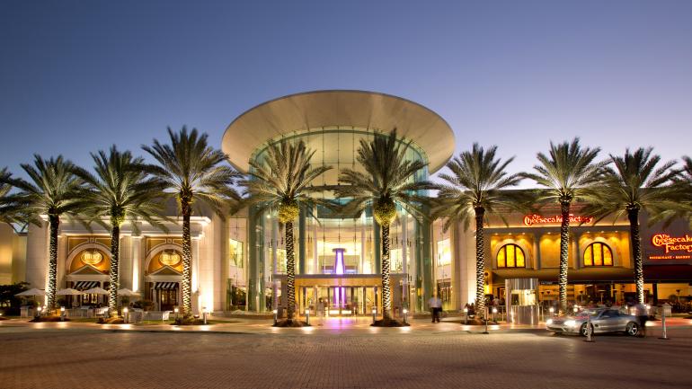 El exterior reluciente de The Mall at Millenia
