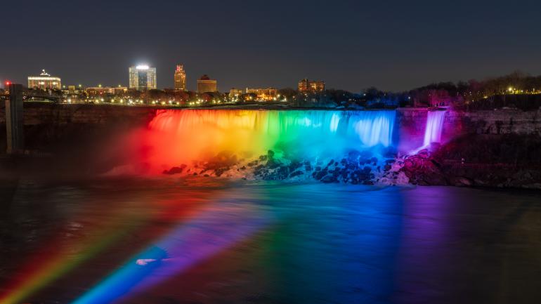 在骄傲节庆祝活动期间,彩虹色的灯光映射在尼亚加拉大瀑布上 在骄傲节庆祝活动期间,彩虹色的灯光映射在尼亚加拉大瀑布上