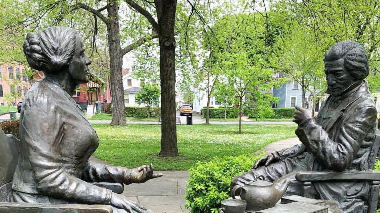 《Let’s Have Tea》雕像展现了活动家苏珊·布朗内尔·安东尼和弗雷德里克·道格拉斯的形象 《Let’s Have Tea》雕像展现了活动家苏珊·布朗内尔·安东尼和弗雷德里克·道格拉斯的形象