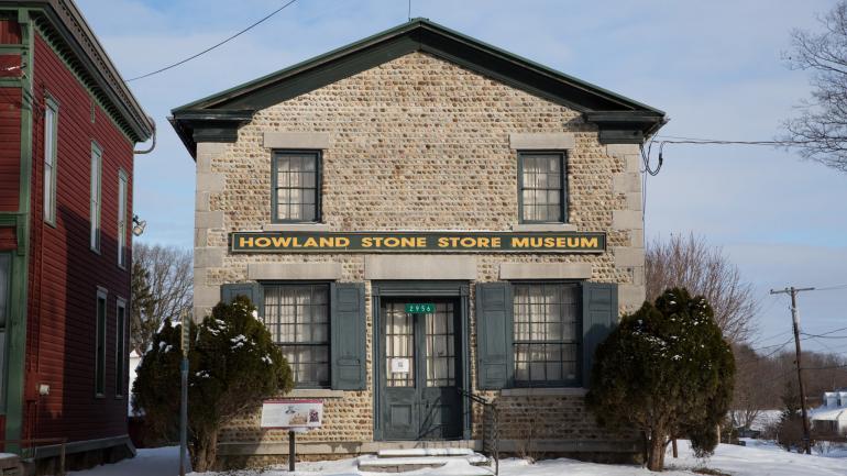 奥罗拉镇内的 Howland Stone Store Museum 博物馆内藏有许多历史文物 奥罗拉镇内的 Howland Stone Store Museum 博物馆内藏有许多历史文物