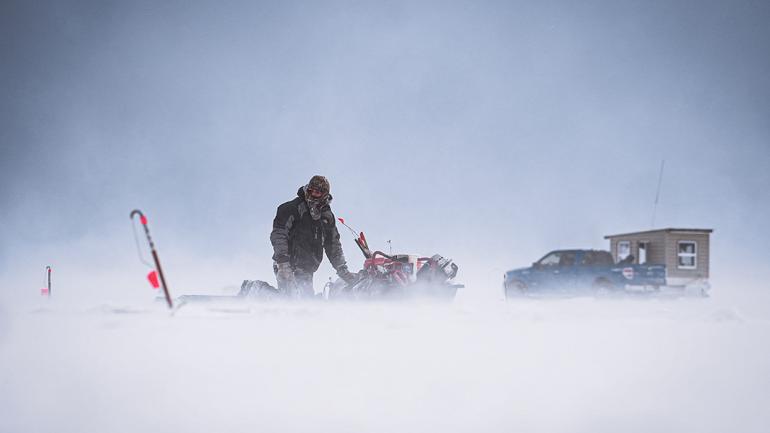 在富尔顿县的大萨坎达加湖进行冰钓