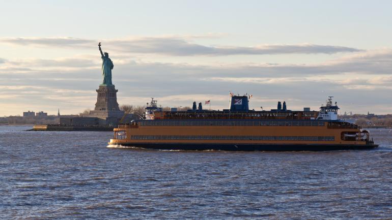 斯塔腾岛渡轮游经自由女神像 斯塔腾岛渡轮游经自由女神像