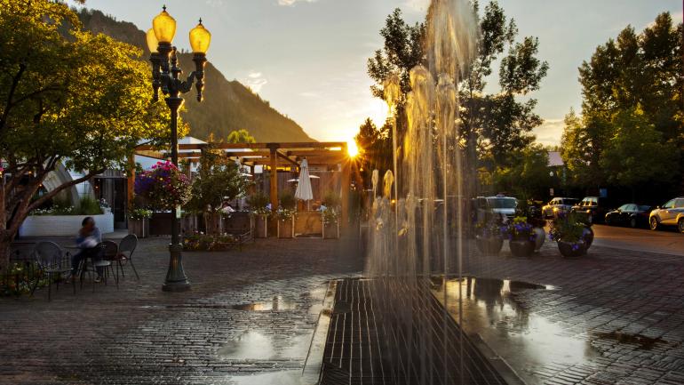 Cena en el patio al atardecer en el centro de Aspen