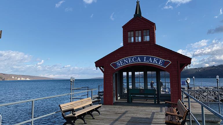 在沃特金斯峡谷的塞内卡海港公园码头欣赏塞内卡湖的美景 在沃特金斯峡谷的塞内卡海港公园码头欣赏塞内卡湖的美景