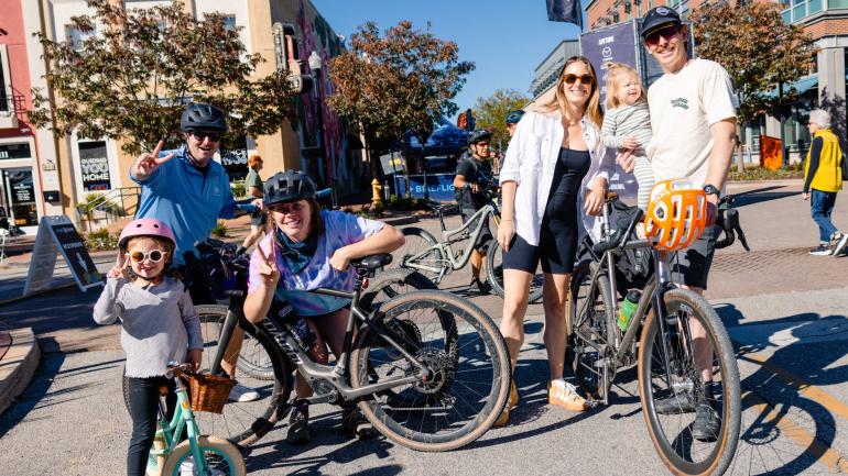 Un encuentro de ciclistas en el centro de Bentonville