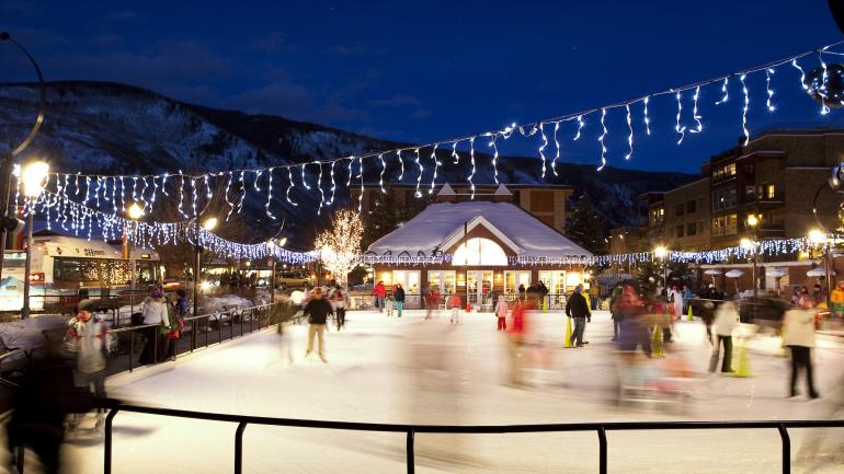 Patinaje sobre hielo bajo las luces navideñas en Aspen
