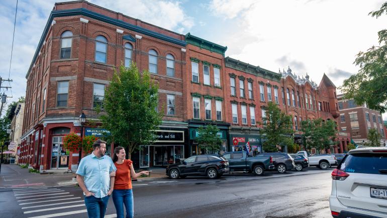 探索库珀斯敦迷人的主街 探索库珀斯敦迷人的主街