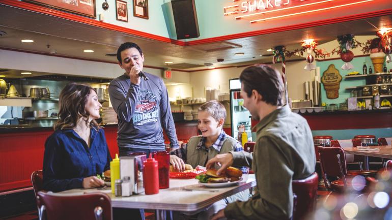 Un mesero cantando en Mel’s Hard Luck Diner