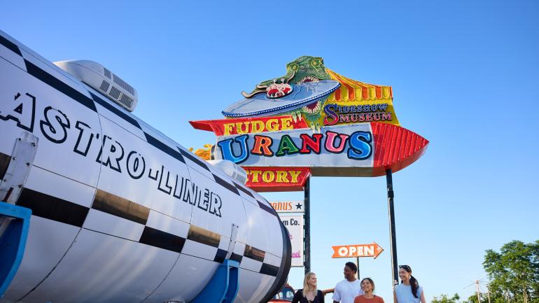 El letrero de entrada al Uranus Fudge Factory and Museum (Museo y fábrica de caramelos Uranus)
