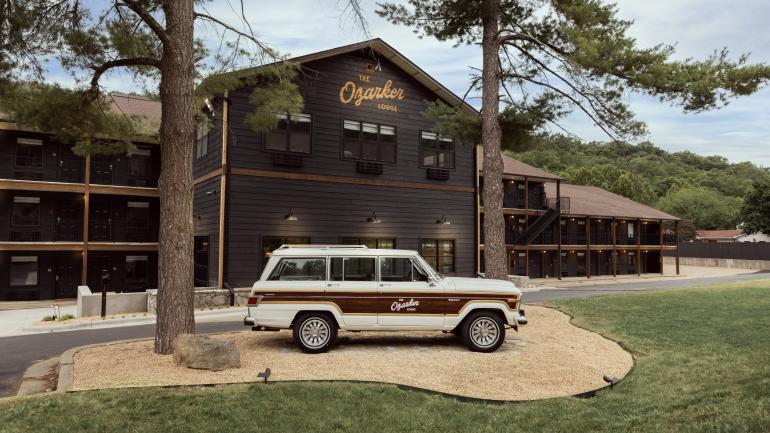 Un Jeep Wagoneer de 1989 en exhibición frente del Ozarker Lodge en Branson, Misuri
