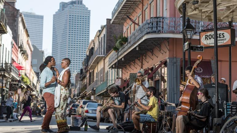 Una pareja bailando con música en vivo en Royal Street en el French Quarter de Nueva Orleans, Luisiana