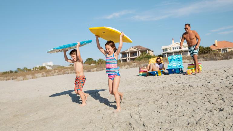 Familia jugando en la costa de Myrtle Beach, Carolina del Sur