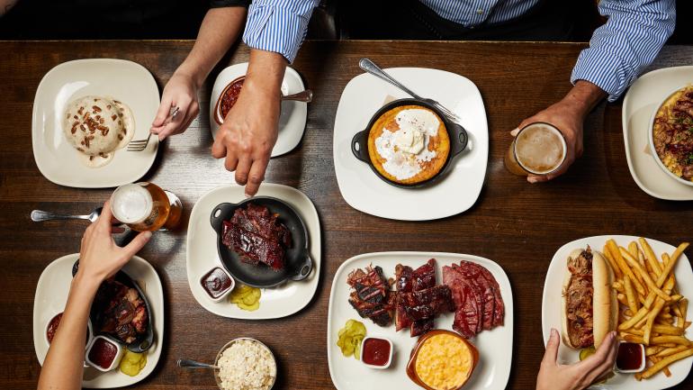 Vista aérea de una mesa con deliciosas opciones del menú de Fiorella’s Jack Stack Barbecue en Kansas City, Misuri