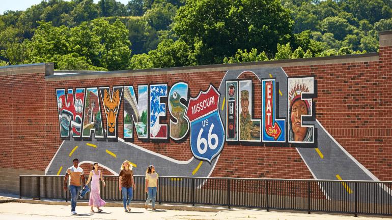 Mural de la ciudad de Waynesville, por el artista Ray Harvey