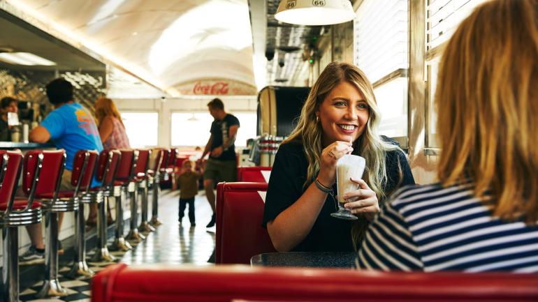 Disfruta de un batido en Route 66 Diner