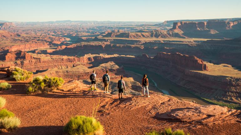 Excursionistas admirando una vista panorámica del Canyonlands National Park en Utah
