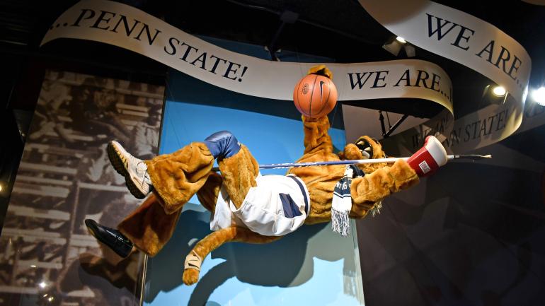 Una instalación en el Penn State All-Sports Museum con la mascota Nittany Lion de la Penn State University