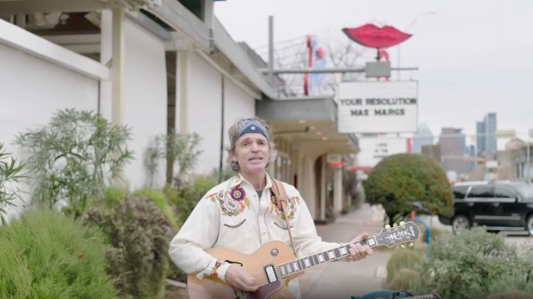 Músico callejero presentándose en South Congress Avenue
