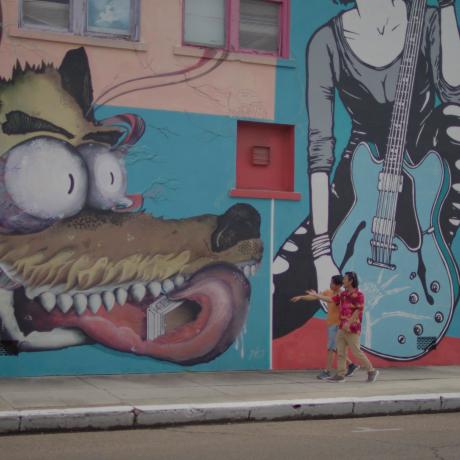 Viendo el arte mural en Clarksdale, Mississippi