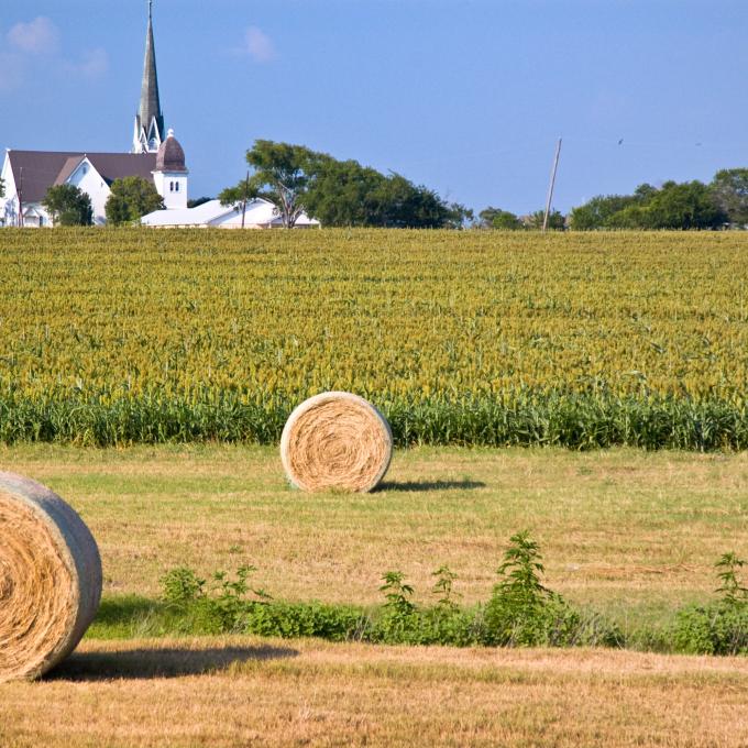 德克萨斯州农场的干草堆