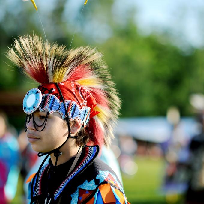 穿着传统服装的齐佩瓦族男孩