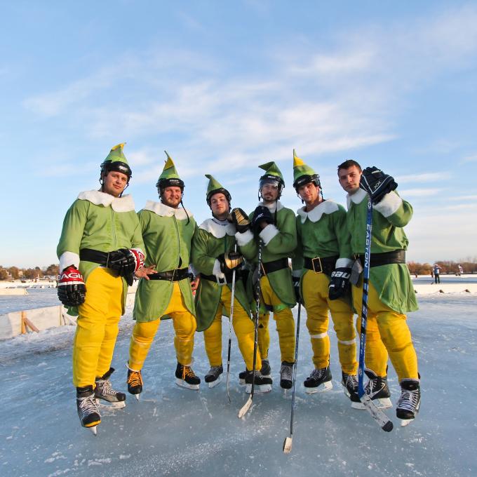 打扮成精灵参加美国湖上曲棍球锦标赛