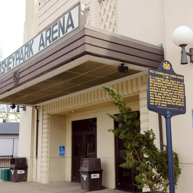 1962 年 3 月 2 日，威尔特·张伯伦斩获 100 分的著名篮球比赛便是在 Hersheypark Arena 体育馆中进行。