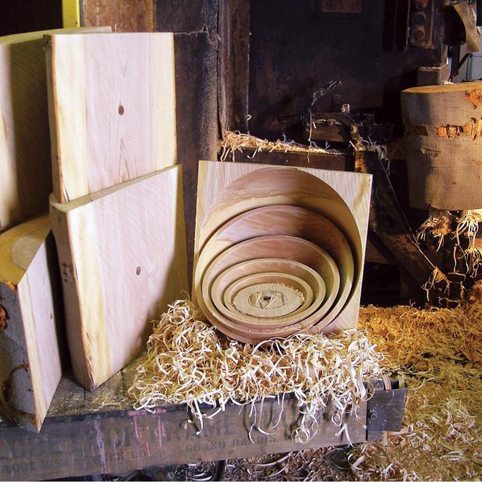 荷兰镇碗厂中正在加工的碗