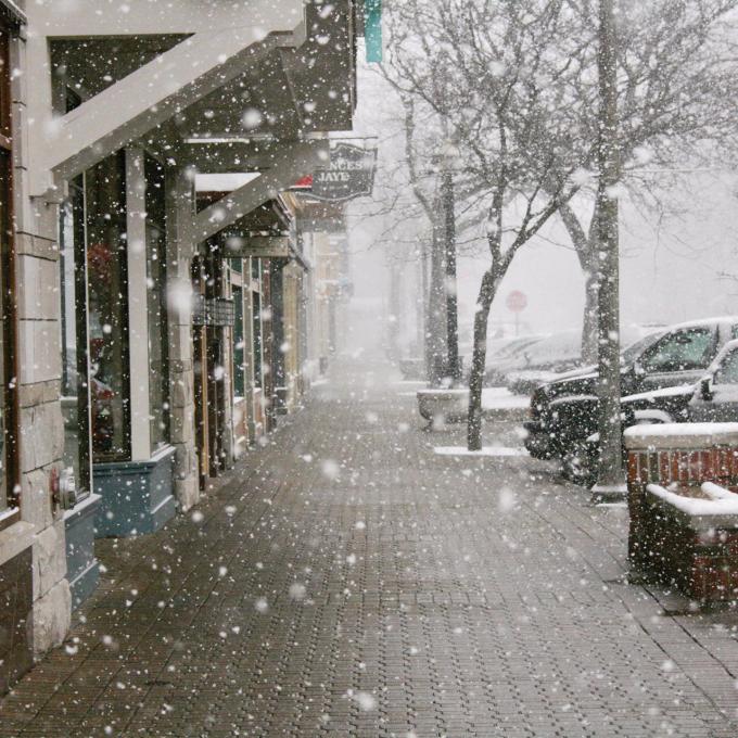 雪花飞舞的市区