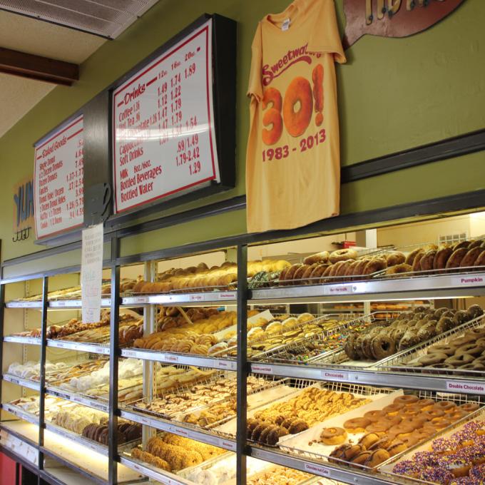 Sweetwaters Donut Mill 烘焙坊提供丰富多样的面包 Sweetwaters Donut Mill 烘焙坊提供丰富多样的面包