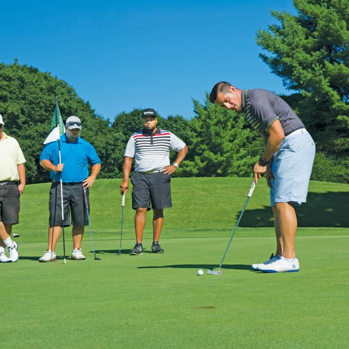 在 McCann 高尔夫球场的果岭上 在 McCann 高尔夫球场的果岭上