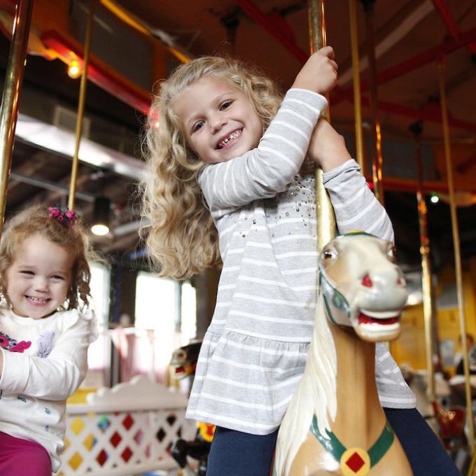 赫舍尔旋转木马工厂博物馆微笑的众人 赫舍尔旋转木马工厂博物馆微笑的众人