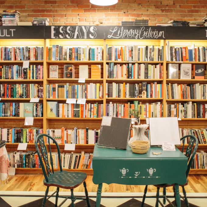 Una mesa para leer dentro de Ann Arbor's Literati Bookstore