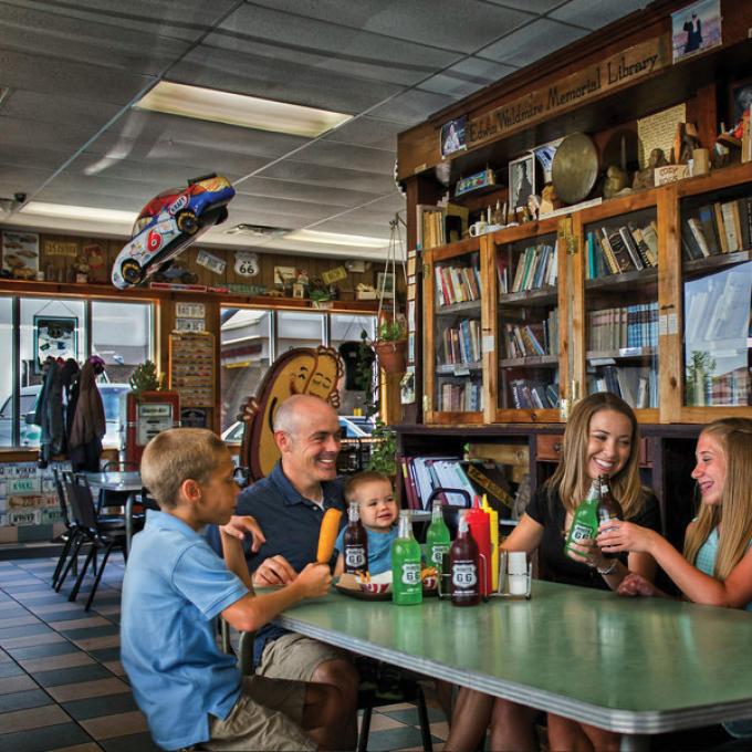 在 66 号公路的 Cozy Dog Drive In 汽车餐厅用餐