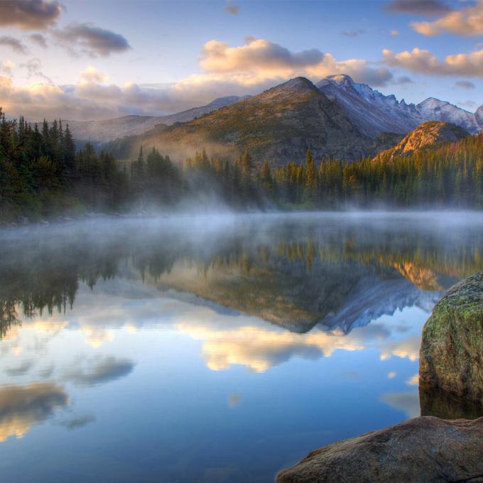Día nublado y tranquilo en Bear Lake, en Rocky Mountain National Park