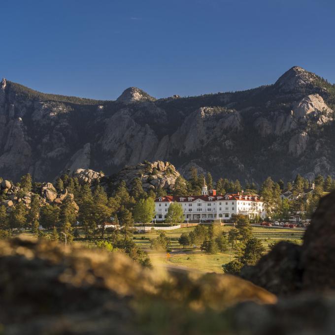 El encantador e histórico Stanley Hotel con vistas hacia las Rocky Mountains