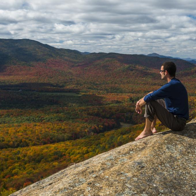 在阿迪朗达克山脉树木繁茂的山峰上眺望远方 在阿迪朗达克山脉树木繁茂的山峰上眺望远方