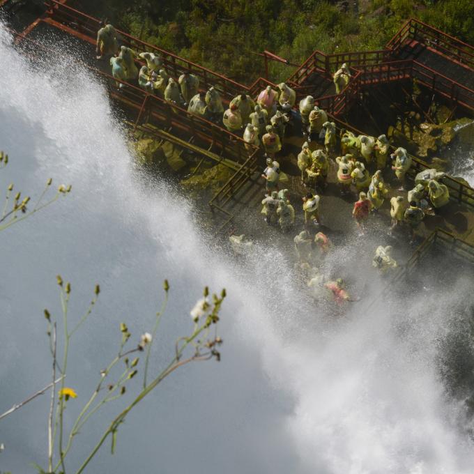 尼亚加拉大瀑布的曼妙水雾打湿游客 尼亚加拉大瀑布的曼妙水雾打湿游客
