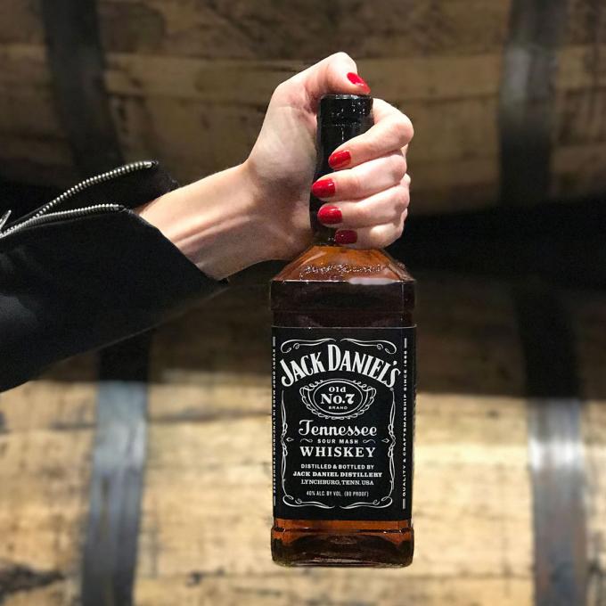 展示一瓶当地酿造的杰克丹尼田纳西威士忌