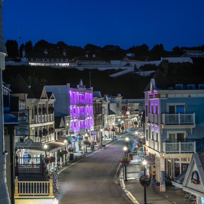 麦基诺岛历史悠久的主街夜景